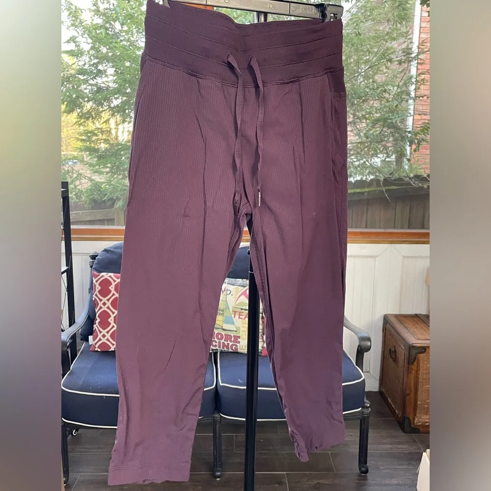Sz. 2 Lululemon Dance Studio Crop Pants in Black Cherry - Picture 1 of 6